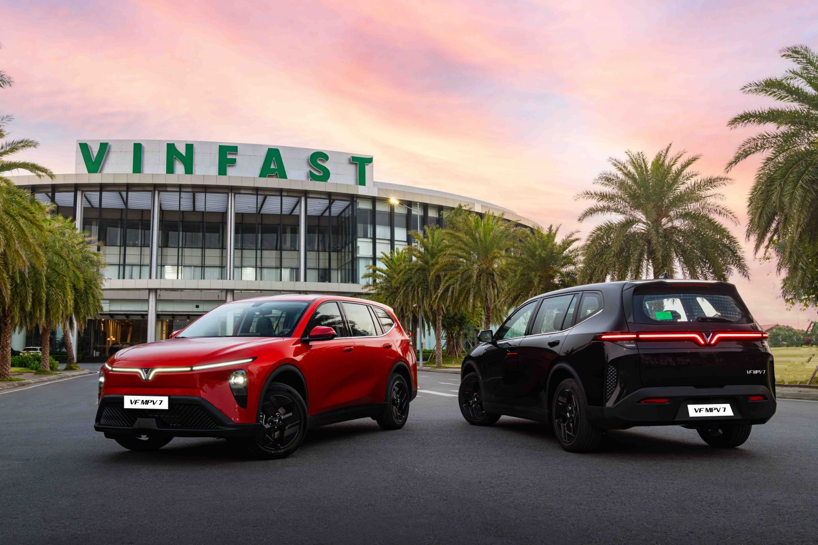 VinFast VF MPV 7 vs Limo Green