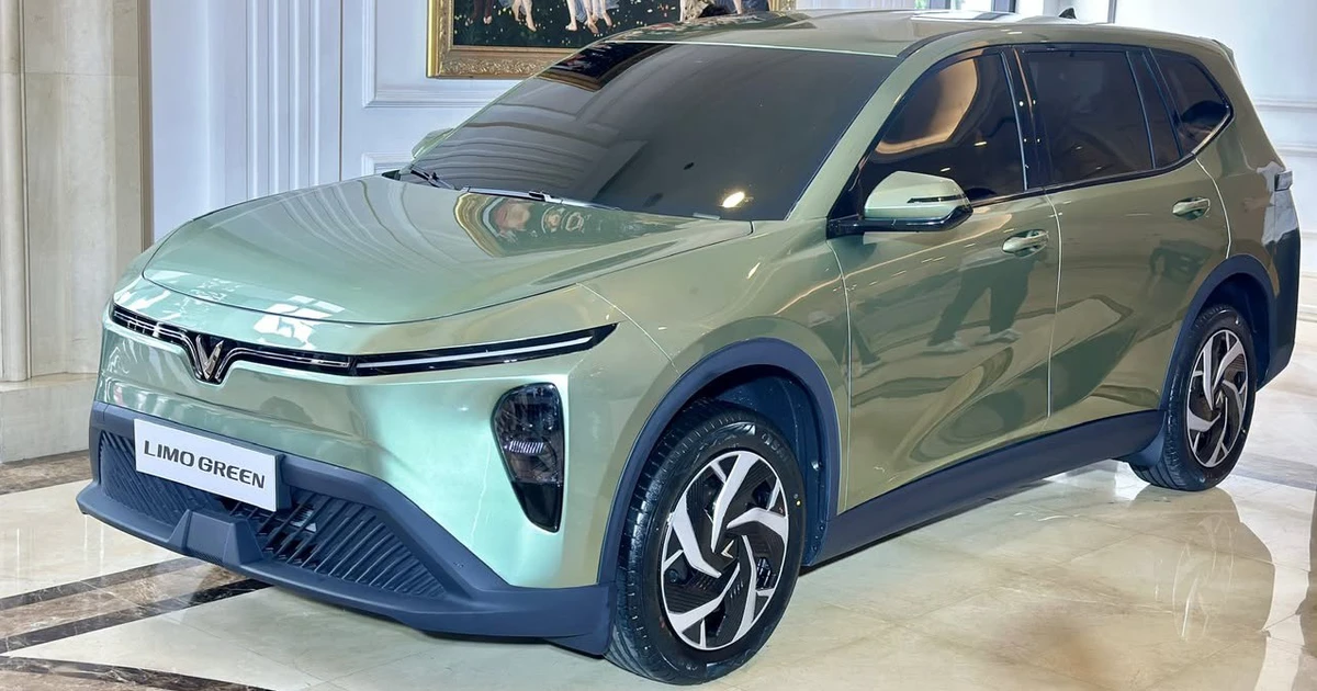 VinFast VF MPV 7 vs Limo Green