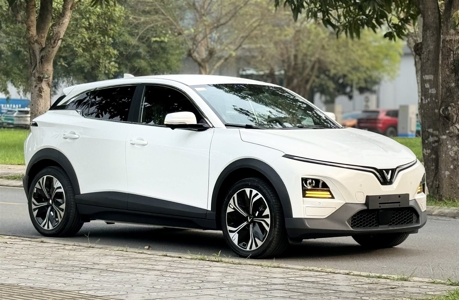 Xe điện VinFast hay xe xăng